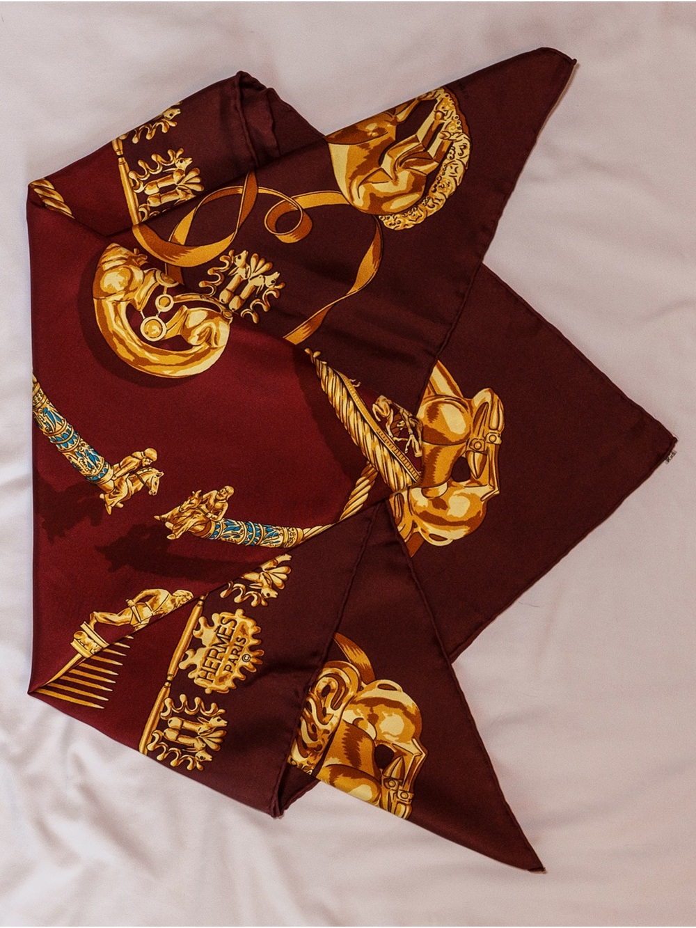 Hermès Les Cavaliers d'Or Silk Carré 90 Burgundy Gold Horsemen Motif - Picture 2 of 7